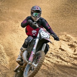 Motocross w akcji na piaskowej trasie
